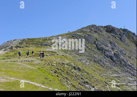 Wanderer, die ihren Weg an die Spitze des Berges, Hafelekar, Innsbruck, Tirol, Österreich Stockfoto