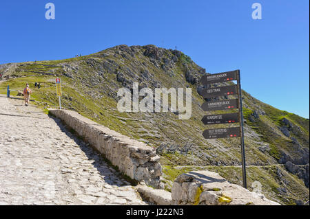 Wanderer, die ihren Weg an die Spitze des Berges von Hafelekar, Innsbruck, Tirol, Österreich Stockfoto