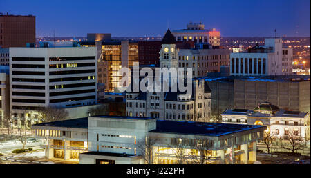 Panorama von Wichita in der Nacht. Wichita, Kansas, USA. Stockfoto