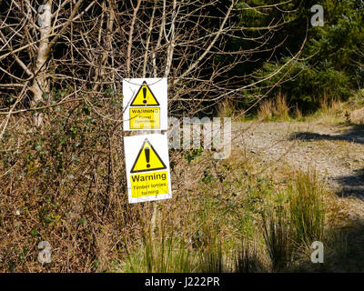 Warnschilder für Wanderer der Protokollierungsaktivität auf der Strecke bis zum Gipfel des Dent fiel an der Küste zu Küste gehen, Cumbria, England Stockfoto