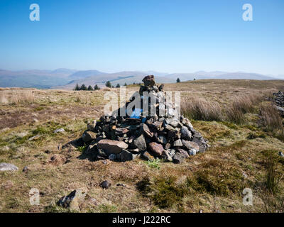 Eine kleine Gedenkstätte Cairn auf dem Gipfel des Dent Fell, Cleator, Cumbria Stockfoto