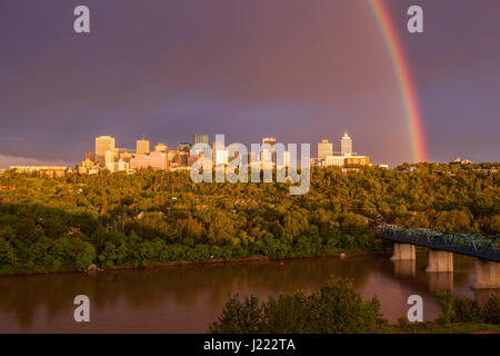 Regenbogen über Edmonton. Edmonton, Alberta, Kanada. Stockfoto