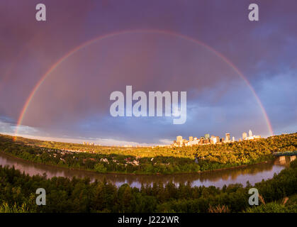 Regenbogen über Edmonton. Edmonton, Alberta, Kanada. Stockfoto