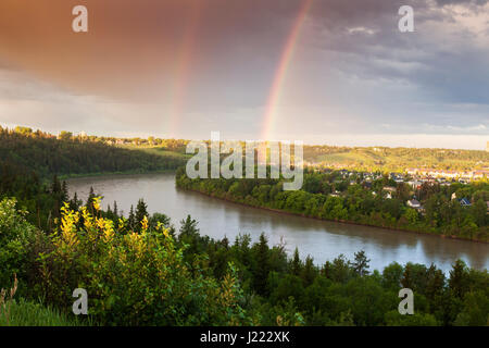 Regenbogen über North Saskatchewan River. Edmonton, Alberta, Kanada. Stockfoto