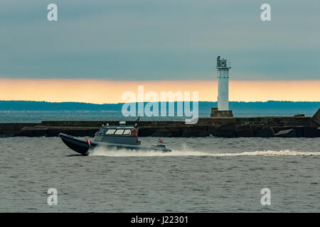 Kleine graue Grenze Wache Boot bewegt sich schnell in die noch am Abend Stockfoto