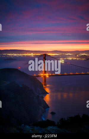 Blick auf die Golden Gate Bridge von Hawk Hill bei Sonnenaufgang mit dramatischen Wolken Stockfoto