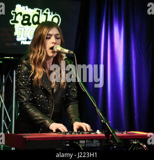 Bala Cynwyd, PA, USA. 17. April 2017. US-amerikanischer Singer-Songwriter VÉRITÉ Besuche Radio 104.5 des Performance-Theater. Stockfoto