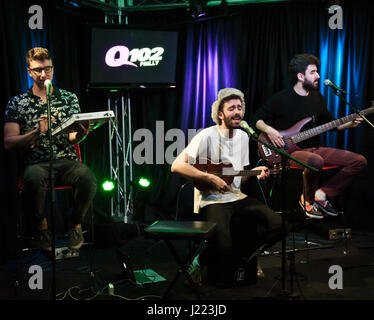 Bala Cynwyd, PA, USA. 18. April 2017. Amerikanische Indie-Pop-Band AJR Q102 Performance Theater besuchen. Stockfoto