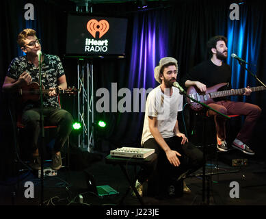 Bala Cynwyd, PA, USA. 18. April 2017. Amerikanische Indie-Pop-Band AJR Q102 Performance Theater besuchen. Stockfoto