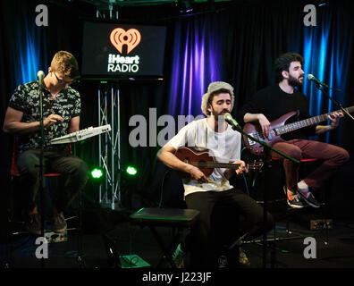 Bala Cynwyd, PA, USA. 18. April 2017. Amerikanische Indie-Pop-Band AJR Q102 Performance Theater besuchen. Stockfoto