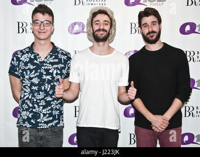 Bala Cynwyd, PA, USA. 18. April 2017. Amerikanische Indie-Pop-Band AJR Q102 Performance Theater besuchen. Stockfoto