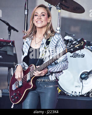 New York, NY, USA. 19. April 2017. Sheryl Crow führt auf NBC "Today" Show im Rockefeller Plaza. Stockfoto
