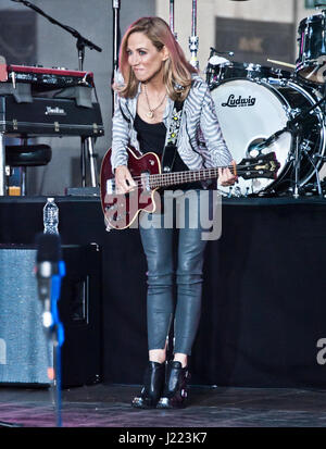 New York, NY, USA. 19. April 2017. Sheryl Crow führt auf NBC "Today" Show im Rockefeller Plaza. Stockfoto
