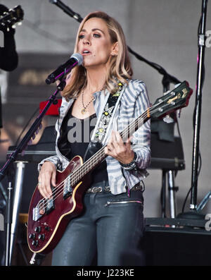 New York, NY, USA. 19. April 2017. Sheryl Crow führt auf NBC "Today" Show im Rockefeller Plaza. Stockfoto