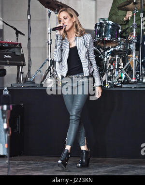 New York, NY, USA. 19. April 2017. Sheryl Crow führt auf NBC "Today" Show im Rockefeller Plaza. Stockfoto
