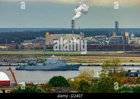 Militärisches Schiff Segeln vorbei an den Frachthafen in Riga, Lettland Stockfoto