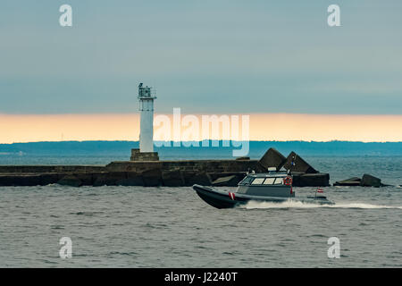 Kleine graue Grenze Wache Boot bewegt sich schnell in die noch am Abend Stockfoto