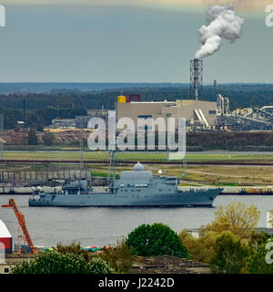 Militärisches Schiff Segeln vorbei an den Frachthafen in Riga, Lettland Stockfoto