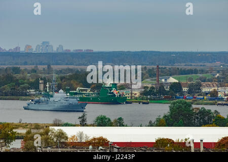 Militärisches Schiff Segeln vorbei an den Frachthafen in Riga, Lettland Stockfoto