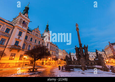 Rathaus und Pestsäule auf dem Pernstynske Platz in Pardubice. Pardubice, Böhmen, Tschechien. Stockfoto