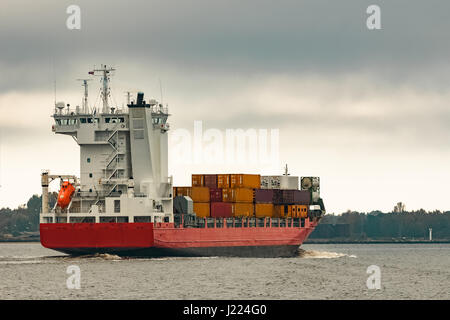 Rote Container Frachtschiff in den Hafen von Riga im bewölkten Tag Stockfoto