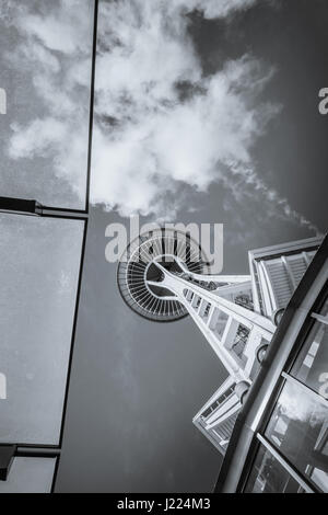 Blick auf Seattle WA Space Needle von unten. In schwarz und weiß gegen den Hintergrund der Wolken in den ansonsten klarer Himmel. Stockfoto
