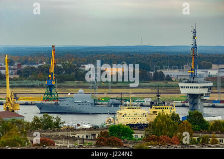 Militärisches Schiff Segeln vorbei an den Frachthafen in Riga, Lettland Stockfoto