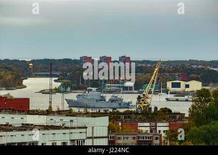 Militärisches Schiff Segeln vorbei an den Frachthafen in Riga, Lettland Stockfoto