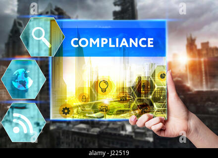 Technik, Internet, Wirtschaft und Marketing. Junge Geschäftsfrau Wort schreiben: Compliance Stockfoto