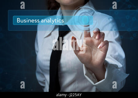 Business, Technologie, Internet und Networking-Konzept. Business-Frau drückt eine Taste auf dem virtuellen Bildschirm: Business Analytics Stockfoto