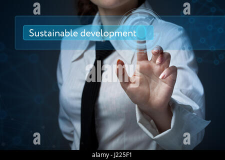 Business, Technologie, Internet und Networking-Konzept. Business-Frau drückt eine Taste auf dem virtuellen Bildschirm: nachhaltige Entwicklung Stockfoto