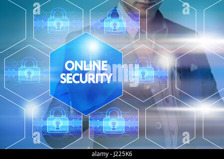 Business, Technologie, Internet und Networking-Konzept. Geschäftsmann drückt eine Taste auf dem virtuellen Bildschirm: Online-Sicherheit Stockfoto