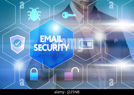 Business, Technologie, Internet und Networking-Konzept. Geschäftsmann drückt eine Taste auf dem virtuellen Bildschirm: e-Mail-Sicherheit Stockfoto