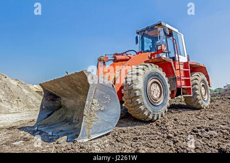 Nahaufnahme von roten Lader Fahrwerk auf Baustelle. Stockfoto