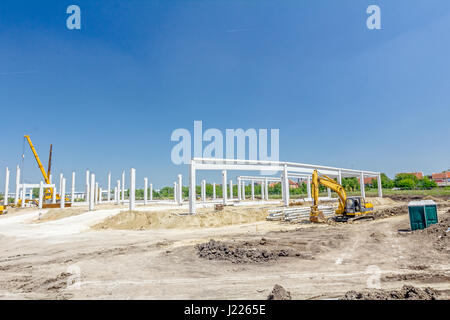 Architekturkonzept, Betonskelett des neuen Gebäudes ist bereit für den nächsten Schritt im Kampf gegen blauen Himmel Stockfoto