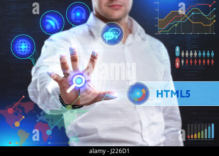 Business, Technologie, Internet und Netzwerk-Konzept. Geschäftsmann, arbeiten auf dem Tablett der Zukunft, wählen Sie auf dem virtuellen Display: HTML5 Stockfoto