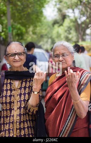 Neu-Delhi - 23. April 2017: New Delhi Wahlen zeigen 2017 Frauen ihre Tinte Zeigefinger gebeizt nach ihrer Stimmabgabe für die MCD-Wahlen 2017. Stockfoto