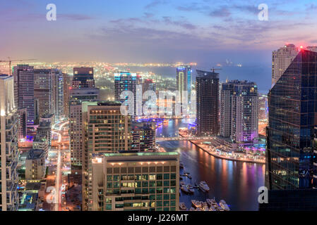 Panoramablick vom Dach der Dubais Jumairah Lakes Towers (JLT) bei Nacht Stockfoto