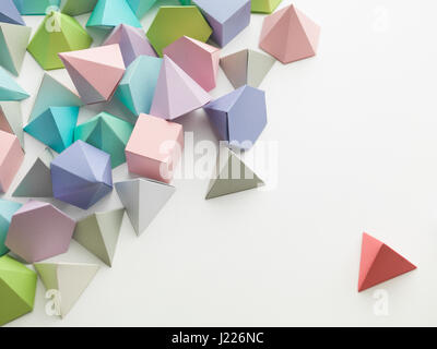 Bunte abstrakte geometrische Hintergrund mit dreidimensionalen solide Zahlen. Pyramide Dodekaeder Prisma rechteckigen Würfel angeordnet auf weißem Papier. Stockfoto