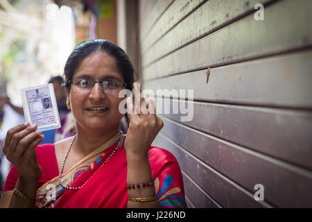 Neu-Delhi - 23. April 2017: New Delhi Wahlen 2017, die eine Frau ihr, dass Tinte Zeigefinger gebeizt zeigt nach Abgabe ihrer Stimme für die MCD-Wahlen 2017. Stockfoto