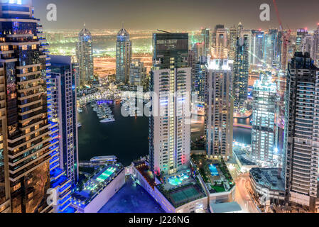Panoramablick vom Dach der Dubais Jumairah Lakes Towers (JLT) bei Nacht Stockfoto