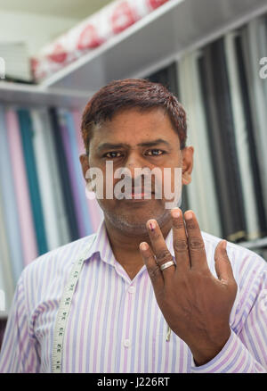 Neu-Delhi - 23. April 2017: New Delhi Wahlen 2017 ein Mann zeigt seine Tinte Zeigefinger gebeizt nach Abgabe seiner Stimme für die MCD-Wahlen 2017. Stockfoto