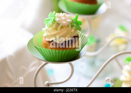 Grüne Cupcakes wit einen weichen Hintergrund Stockfoto