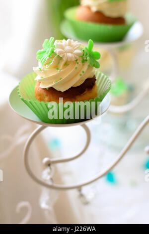 Grüne Cupcakes wit einen weichen Hintergrund Stockfoto