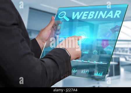 Business, Technologie, Internet und Netzwerk-Konzept. Geschäftsmann, arbeiten auf dem Tablett der Zukunft, wählen Sie auf dem virtuellen Display: Webinar Stockfoto