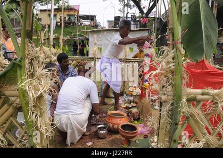 Festival zu Ehren die Gottheit en - 21.04.2017 - Indien / Tripura / Agartala - Indien, TRIPURA-APRIL 21:Priest Angebot Puja vor - Gott en - eines der größten jährlichen religiösen Festivals vor allem der Tribals in Tripura am 21. April 2017.               Ein dreitägiges Fest zu Ehren die Gottheit Golfwagens findet jährlich am ersten Tag des Monats hinduistischer Kalender "Vaisakh" (Mitte April).   -Abhisek Saha / Le Pictorium Stockfoto