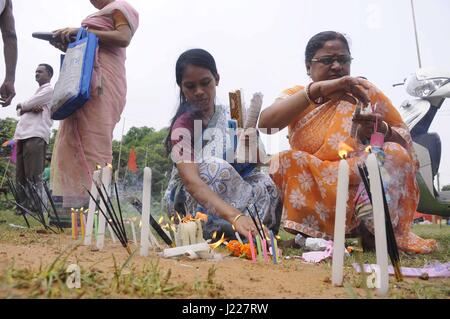 Festival zu Ehren die Gottheit en - 21.04.2017 - Indien / Tripura / Agartala - Indien, TRIPURA-APRIL 21:Tribal widmet sind Beleuchtung Teelichtern während der Puja vor - Gott en - eines der größten jährlichen religiösen Festivals vor allem der Tribals in Tripura am 21. April 2017.               Ein dreitägiges Fest zu Ehren die Gottheit Golfwagens findet jährlich am ersten Tag des Monats hinduistischer Kalender "Vaisakh" (Mitte April).   -Abhisek Saha / Le Pictorium Stockfoto