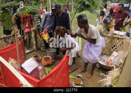 Festival zu Ehren die Gottheit en - 21.04.2017 - Indien / Tripura / Agartala - Indien, TRIPURA-APRIL 21:Priest Angebot Puja vor - Gott en - eines der größten jährlichen religiösen Festivals vor allem der Tribals in Tripura am 21. April 2017.               Ein dreitägiges Fest zu Ehren die Gottheit Golfwagens findet jährlich am ersten Tag des Monats hinduistischer Kalender "Vaisakh" (Mitte April).   -Abhisek Saha / Le Pictorium Stockfoto