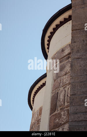 Details der ein altes steinernes runden Wände, Teil einer alten orthodoxen Kirche. Stockfoto