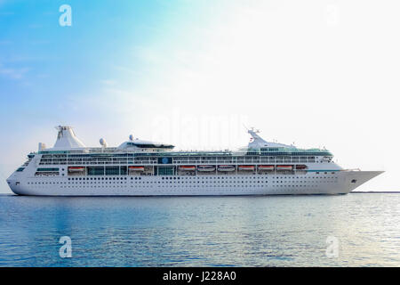 Weißes Kreuzfahrtschiff im Gange. Passagierschiff verlassen Hafen von Riga Stockfoto